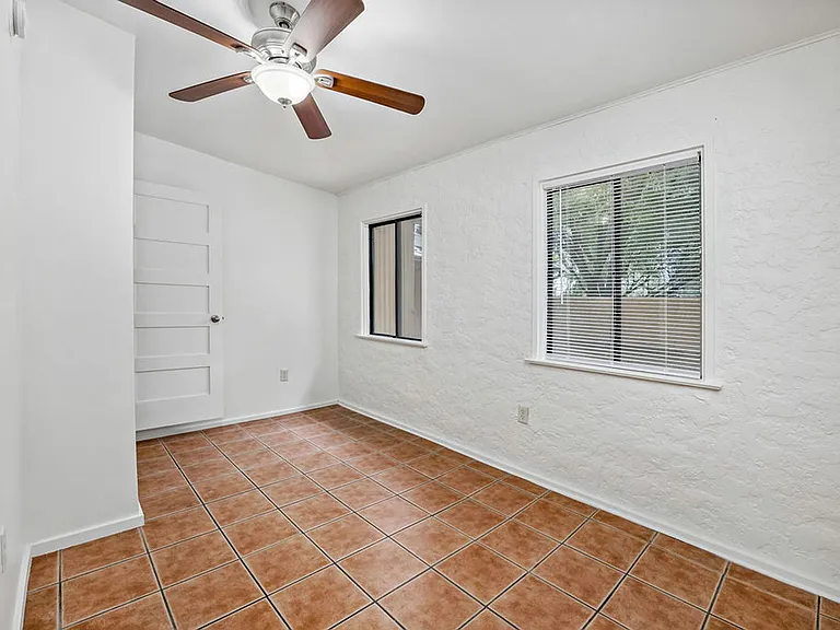 1121 E 9th St #1 — Photo 11