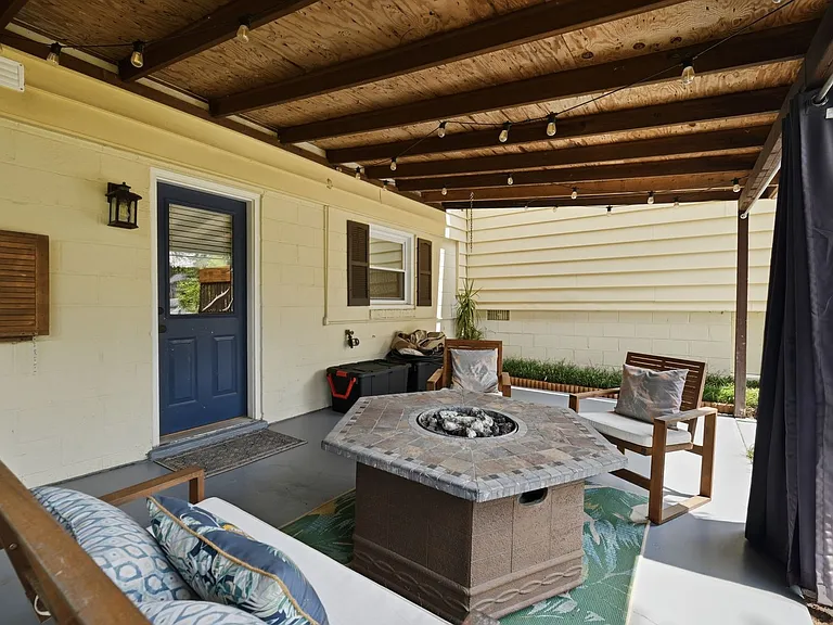 6426 Carriage Dr — Photo 32
