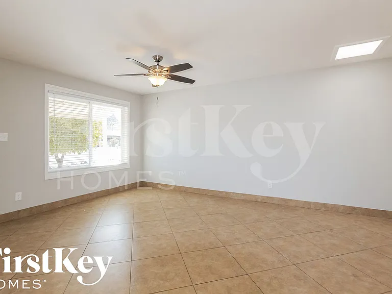 2324 E Paradise Dr — Photo 4
