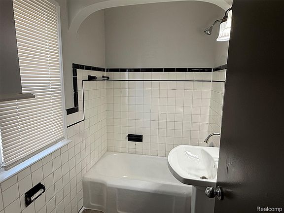 5th image of 876 Garfield Ave