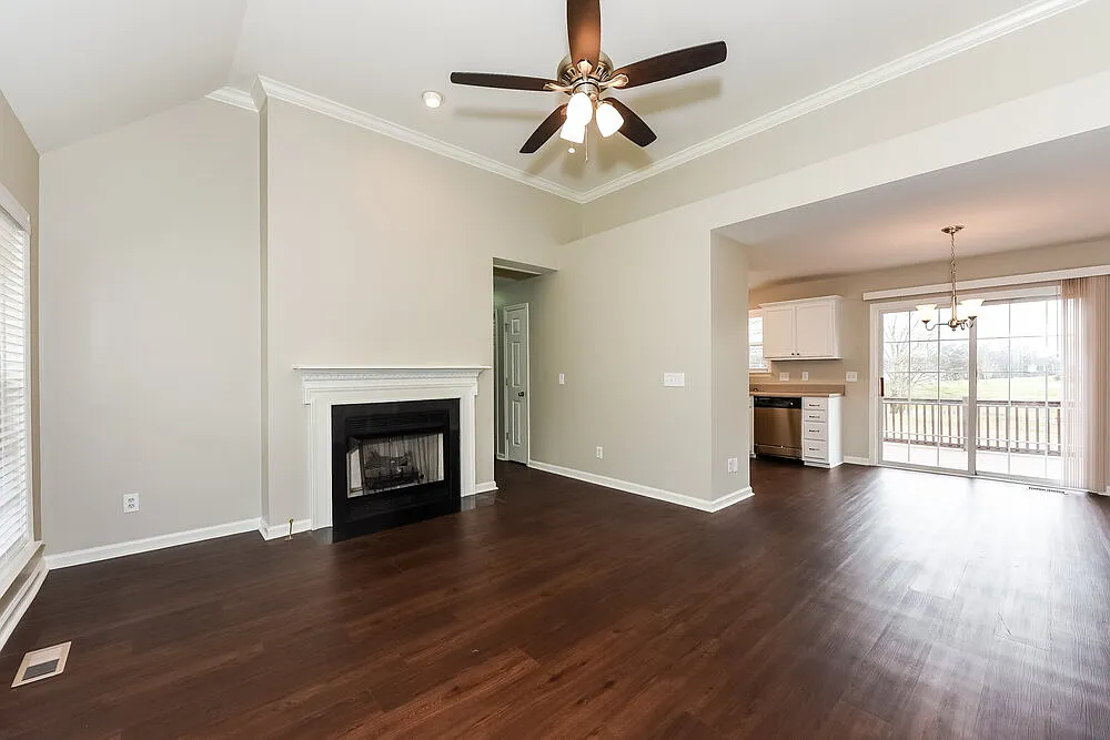 4 bed, 2.0 bath, 1388 sqft, $2,070 — Photo 4