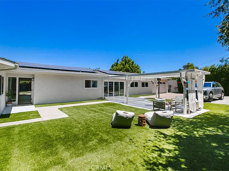 22841 Calvert St — Photo 5