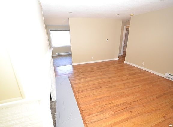 #937 looking toward kitchen