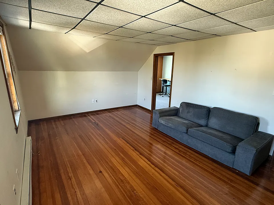 Living room (20'2" x 12'2")