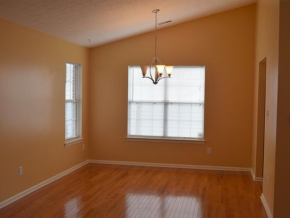 4th image of 823 McCrae Dr