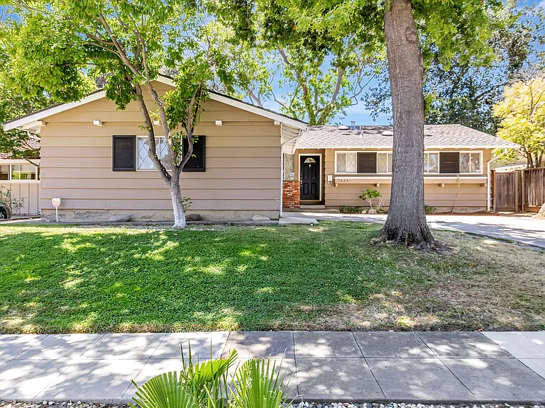 7624 Erin Way — Photo 1