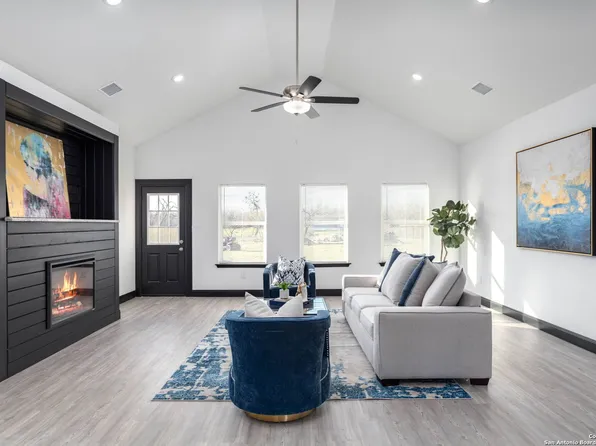 341 Las Palomas Dr, Lytle, TX 78052