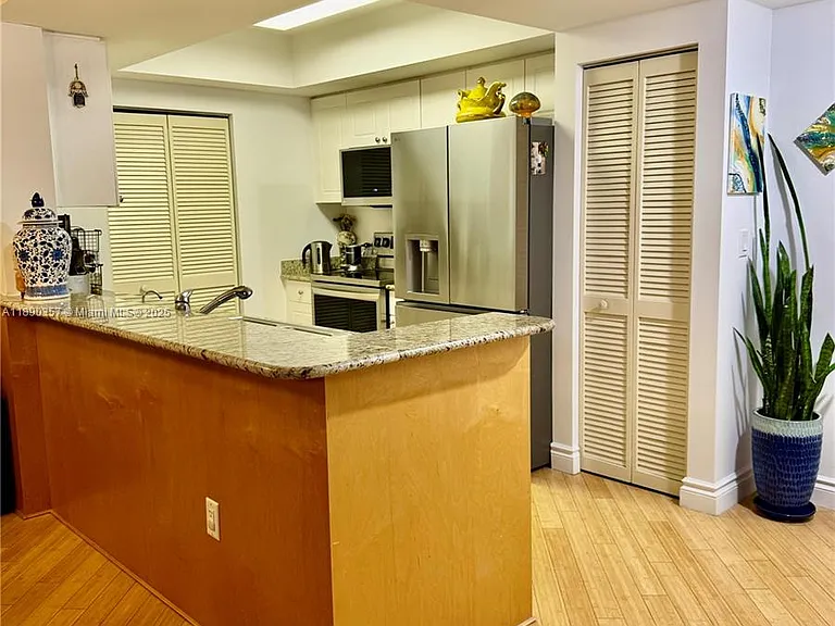 19501 W Country Club Dr #2515 — Photo 4
