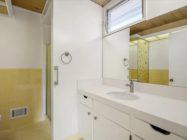 2209 Thurm Ave — Photo 10