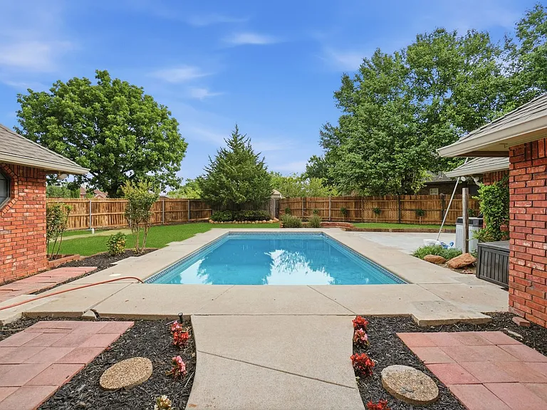 3102 NE Heritage Dr — Photo 35