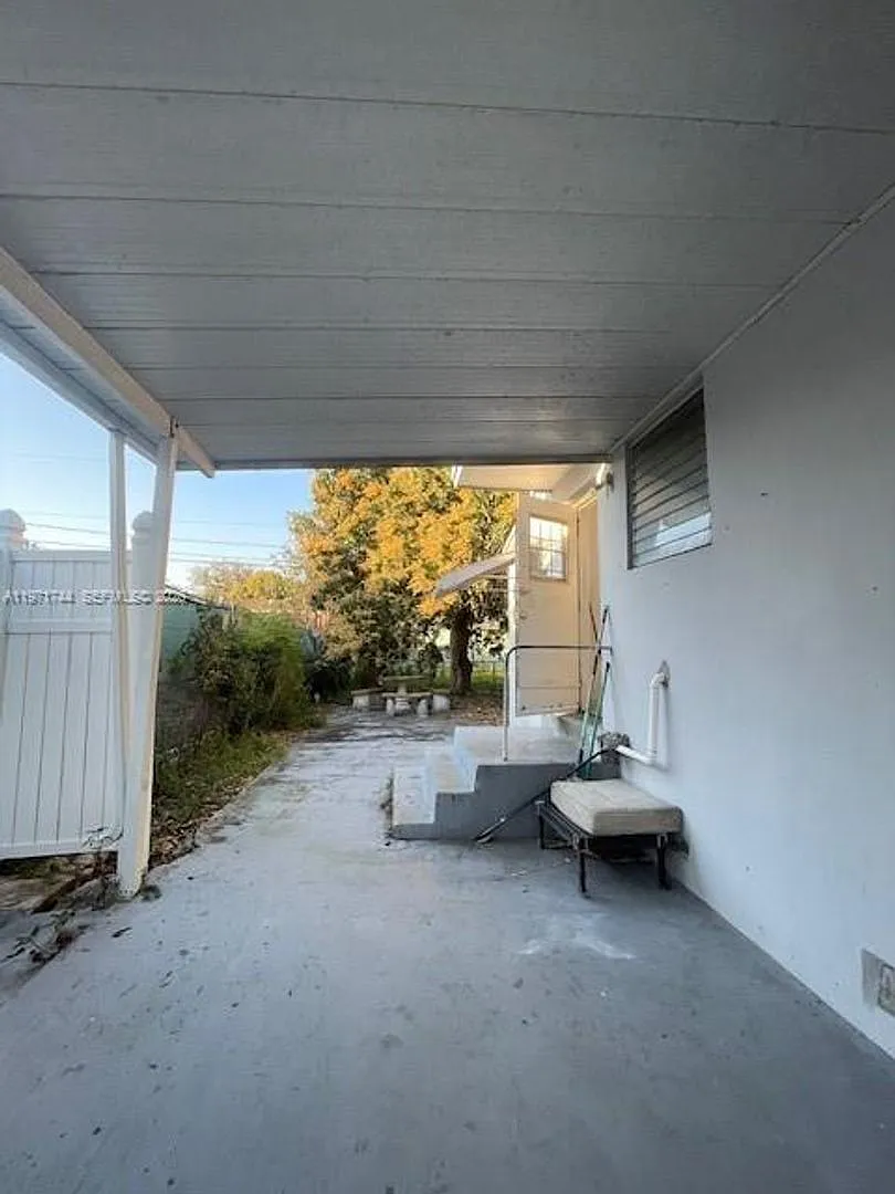 Building Photo - 121 NE 169th Ter