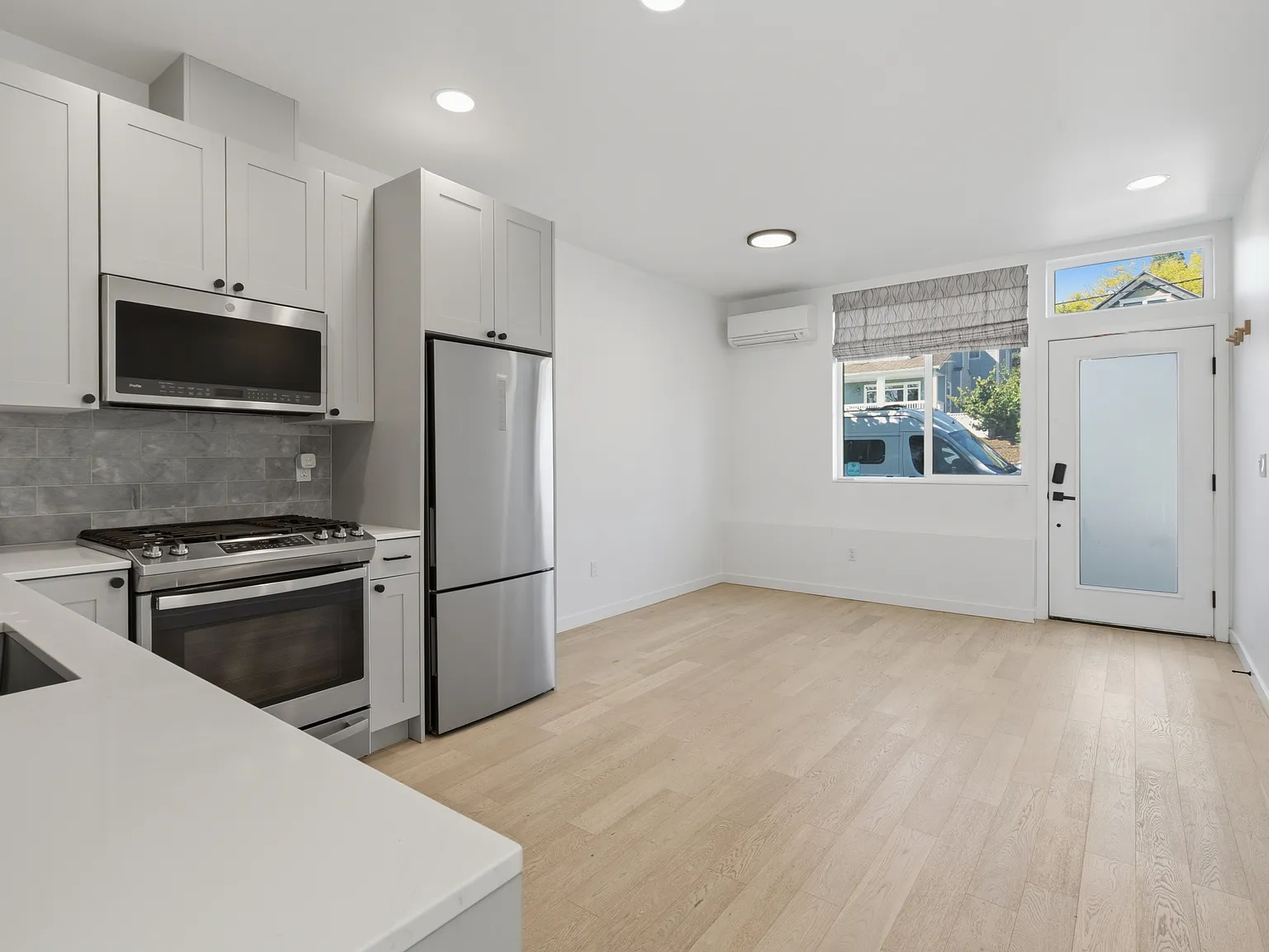 2 bed, 1080 sqft, $4,200 — Photo 2