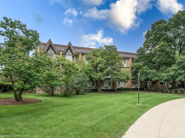 360 Claymoor APT 2C, Hinsdale, IL 60521
