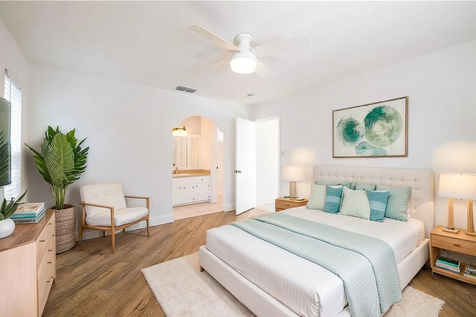 3 bed, 2.0 bath, 1274 sqft, $1,975 — Photo 3