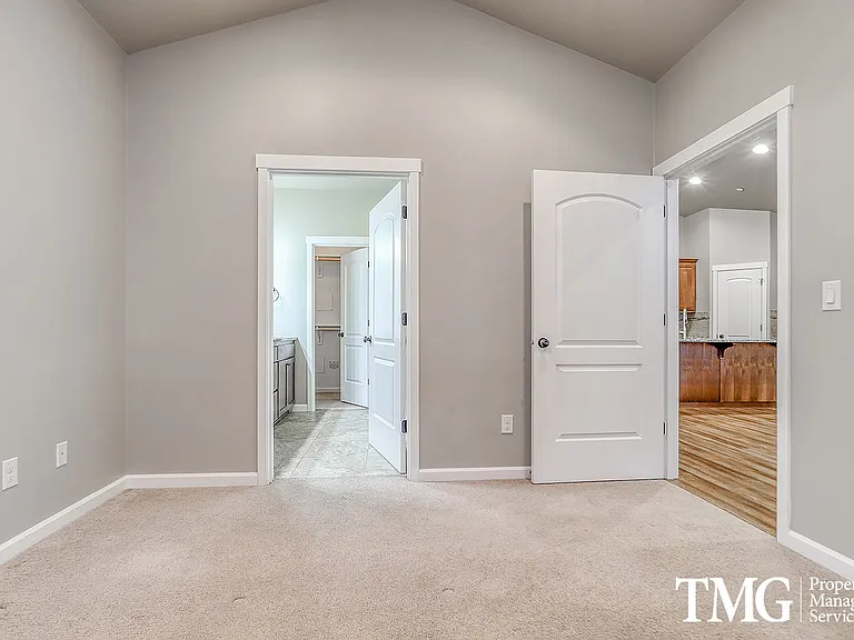 8227 NE 20th St — Photo 15