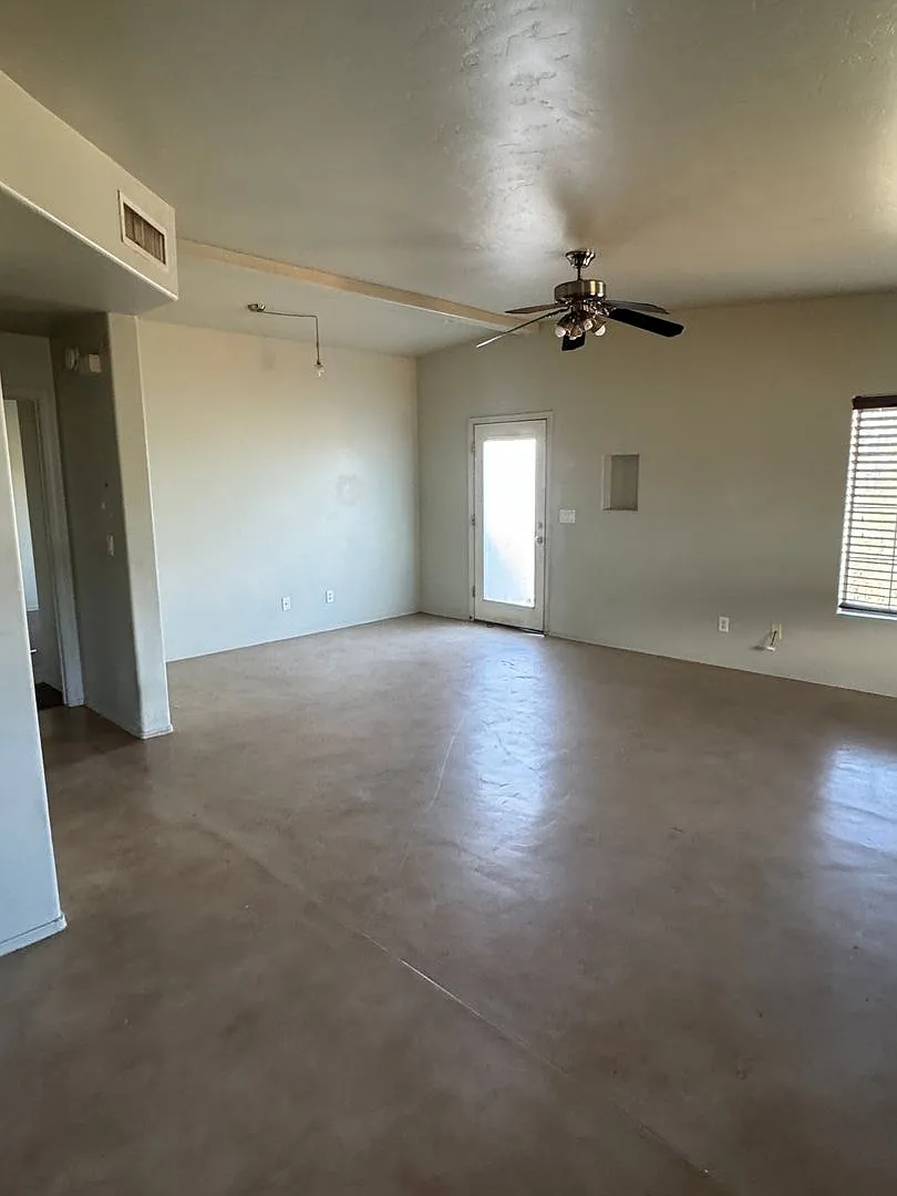 3 bedroom 2 bath - Available now — Photo 3