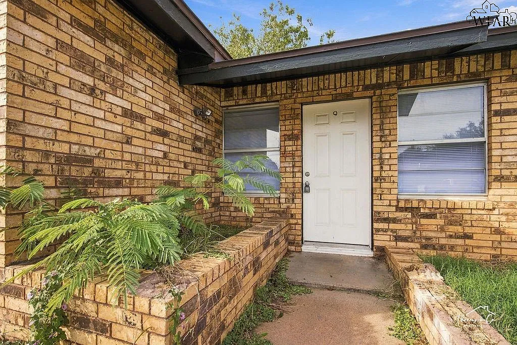 4 bed, 1.5 bath, 1380 sqft, $1,495 — Photo 2