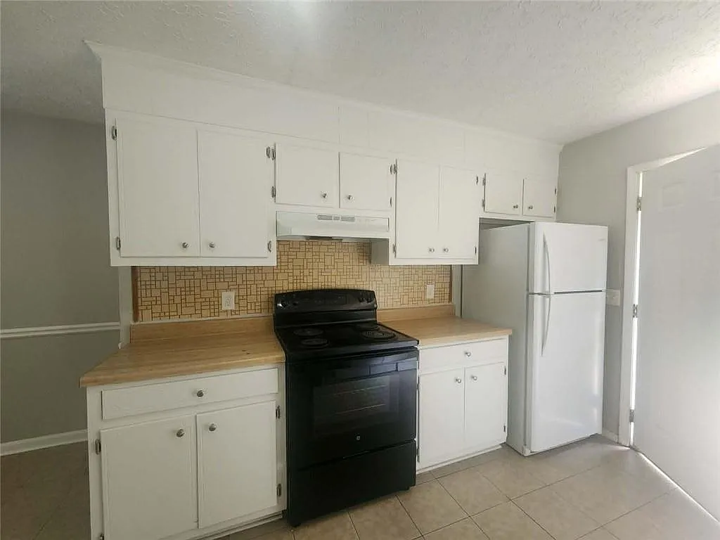 2 bed, 1.0 bath, 1998 sqft, $1,250 — Photo 4