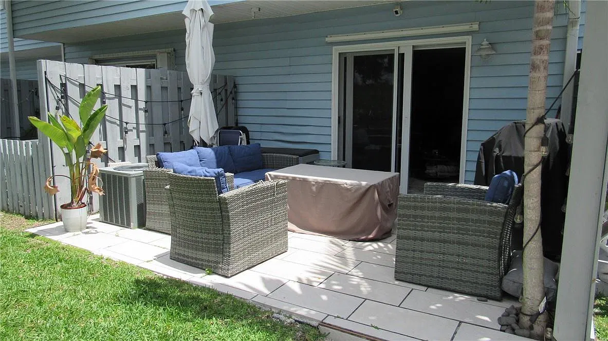 1 bed, 1.5 bath, 977 sqft, $1,650 — Photo 3