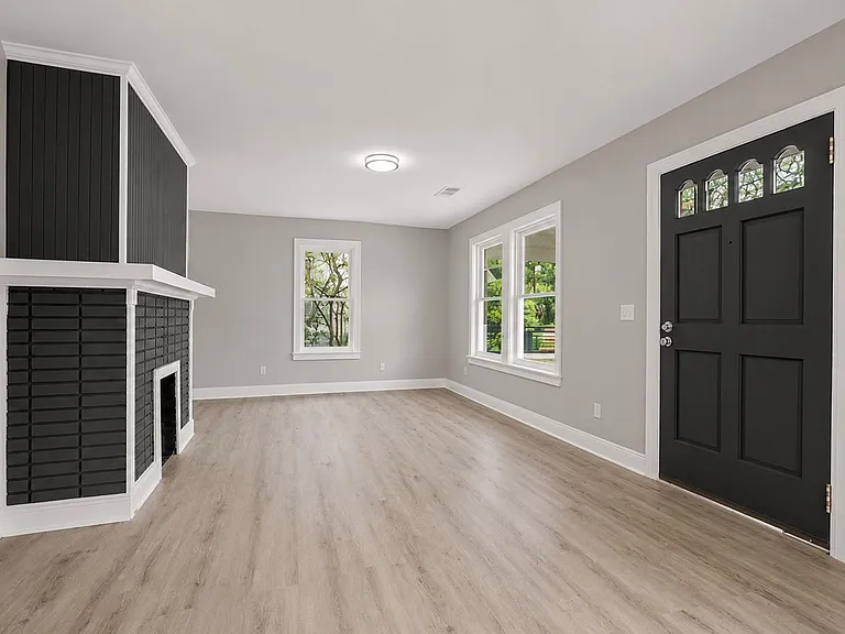 1658 Temple Ave — Photo 5