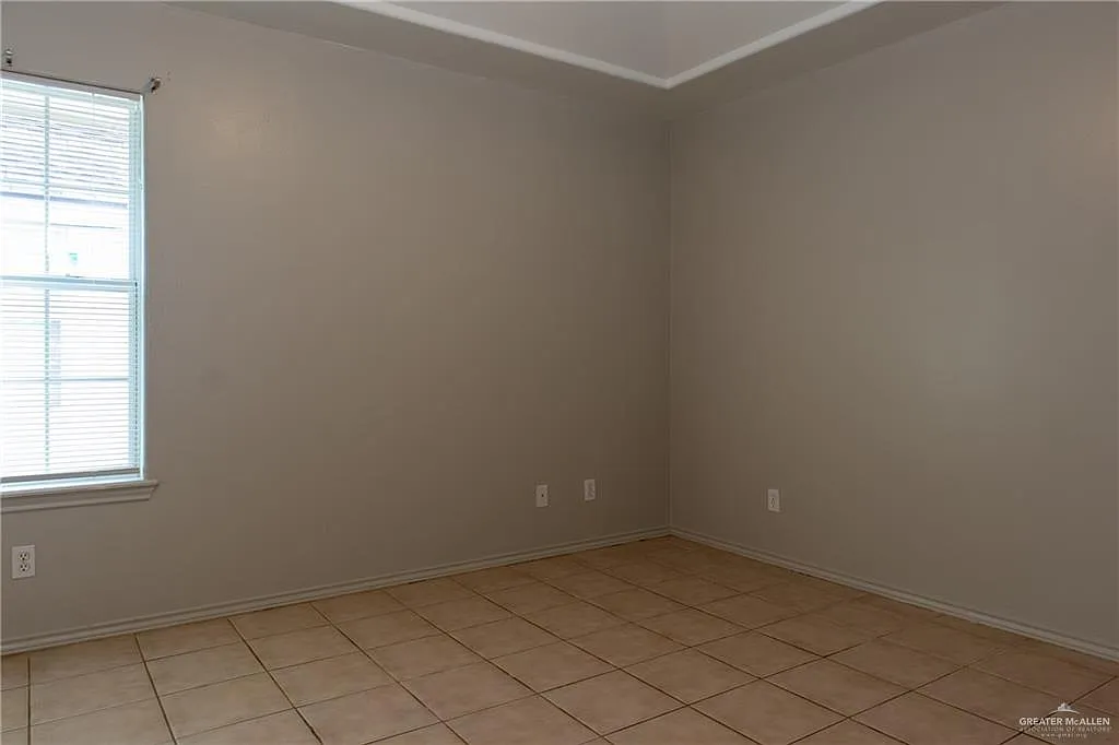 2 bed, 2.0 bath, 3888 sqft, $800 — Photo 2