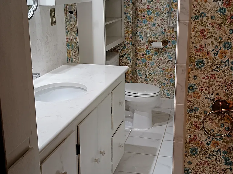 Bathroom (2nd floor)