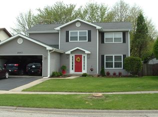 697 Kristy Ln, Wheeling, IL 60090