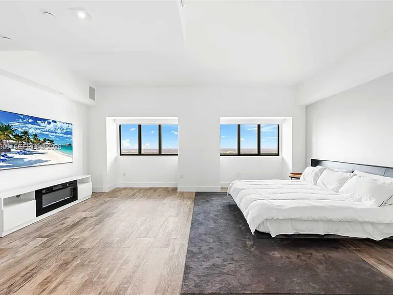650 NE 32nd St #Penthouse 5201 — Photo 23