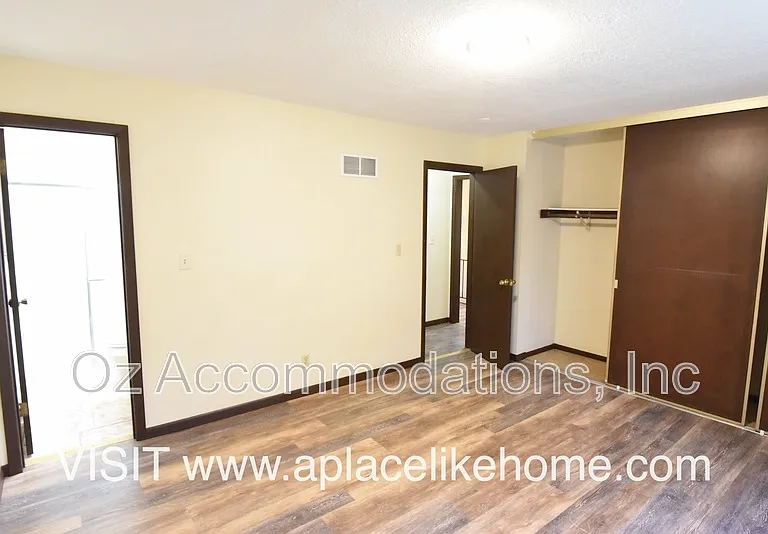 608 E 78th St — Photo 19