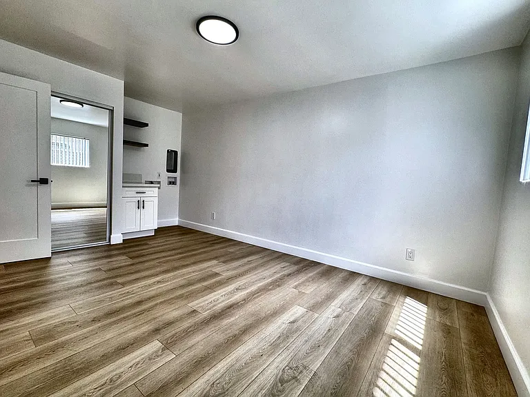 840 W 52nd St — Photo 6