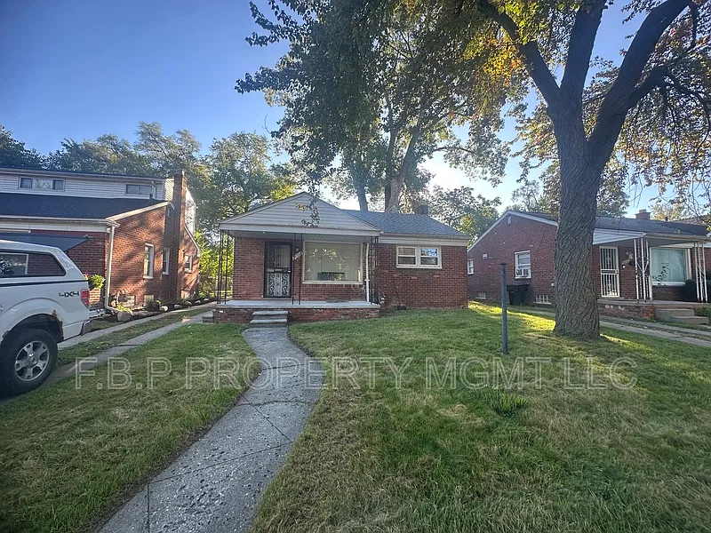 3 bed, 1.0 bath, 934 sqft, $1,200 — Photo 1