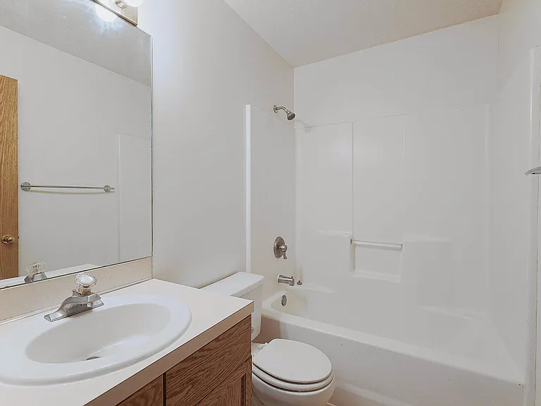 5400 S 32nd St — Photo 12