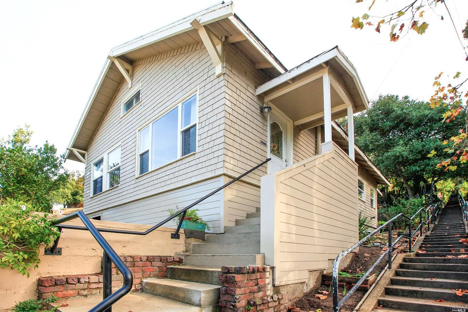 221 Buena Vista Ave photo 1