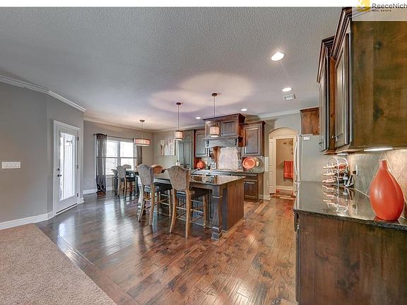 4th image of 5828 NE Holiday Dr
