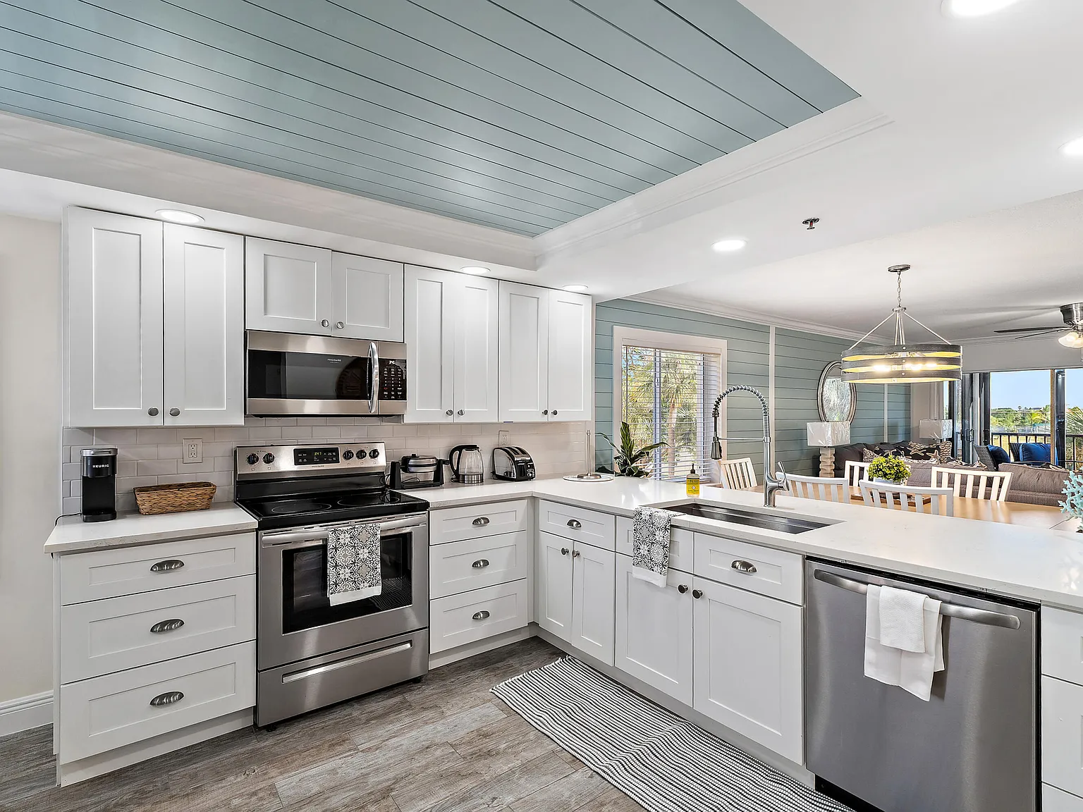 2 bed, 2.0 bath, 1250 sqft, $3,000 — Photo 3