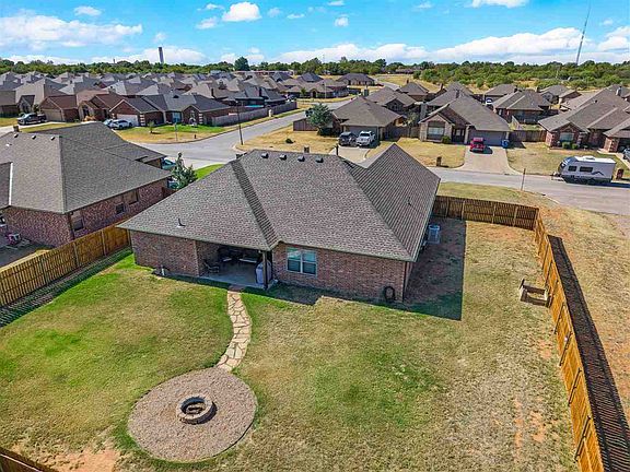 2nd image of 321 NE Mountain Meadow Dr