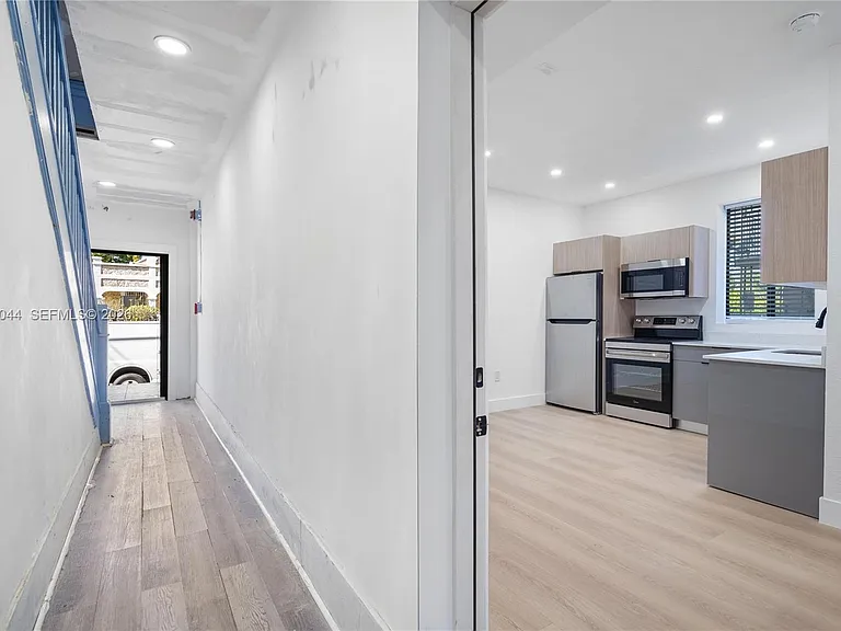 629 SW 10th Ave #6 — Photo 25