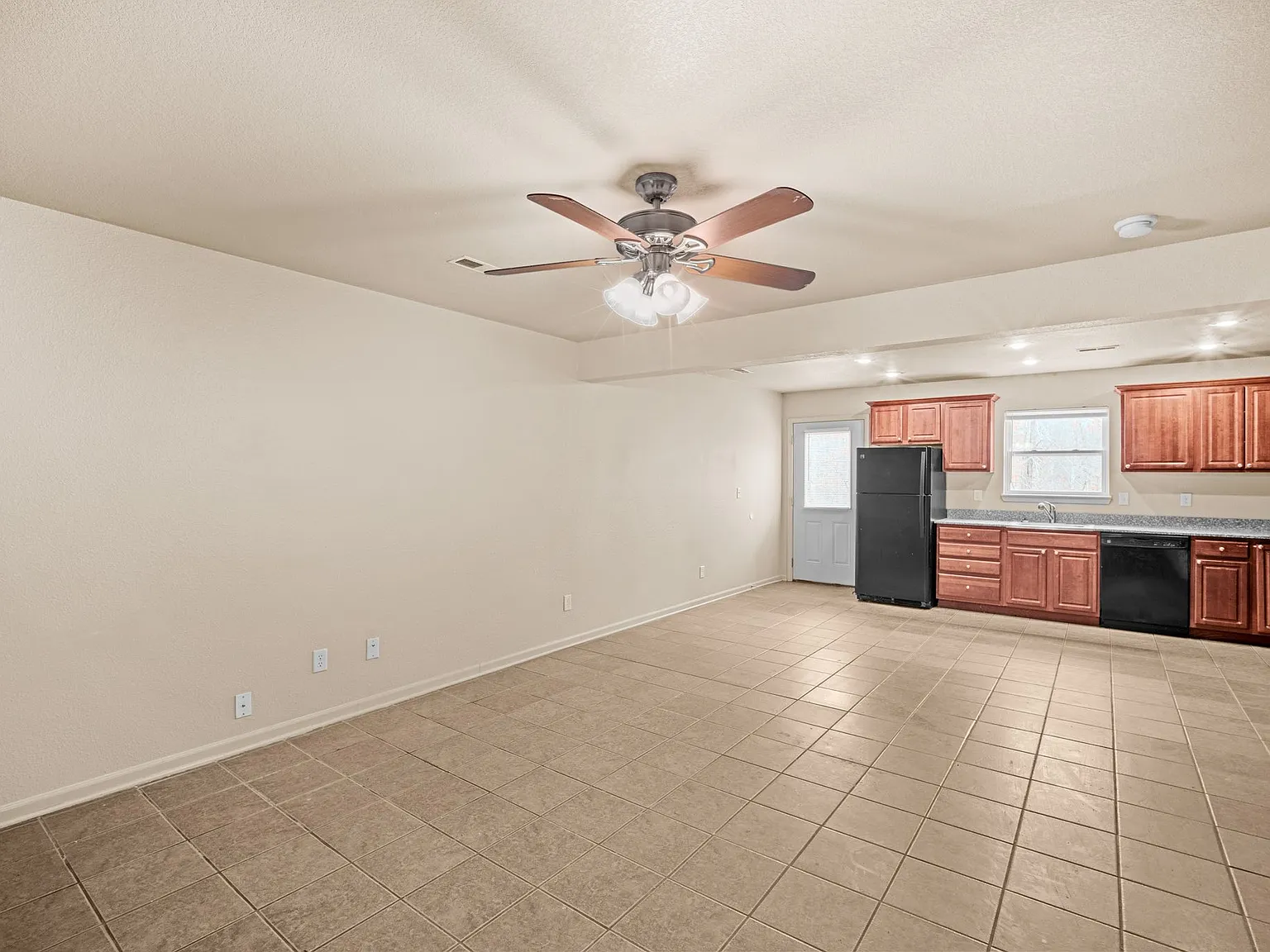 3 bed, 1.5 bath, 1600 sqft, $1,499 — Photo 2