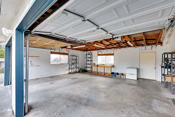 2194 Victoria Ave — Photo 24