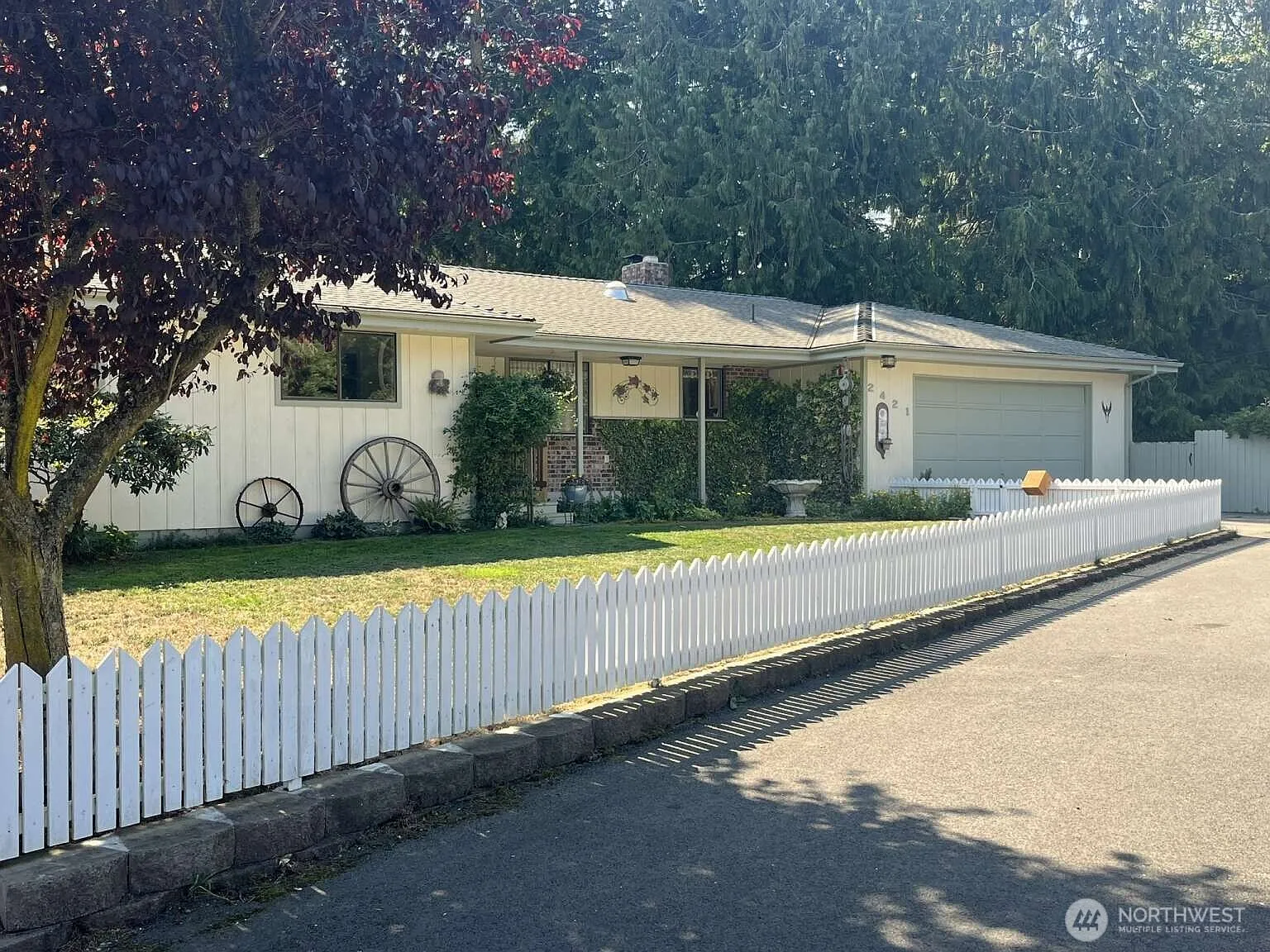 2421 Hastings Avenue W photo 1