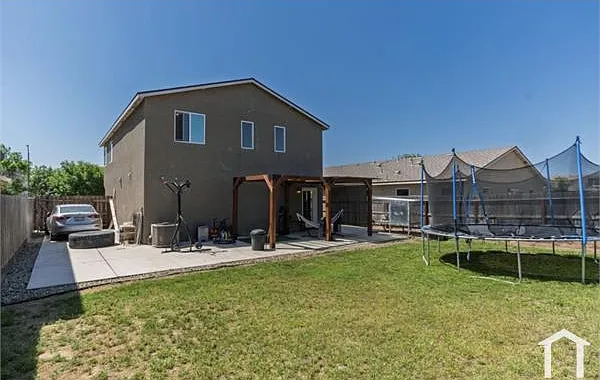 5 bed, 1919 sqft, $2,300 — Photo 3