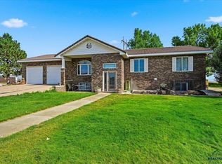 1301 Hilltop Cir, Belle Fourche, SD 57717