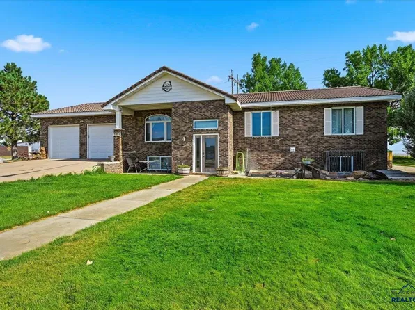 1301 Hilltop Cir, Belle Fourche, SD 57717