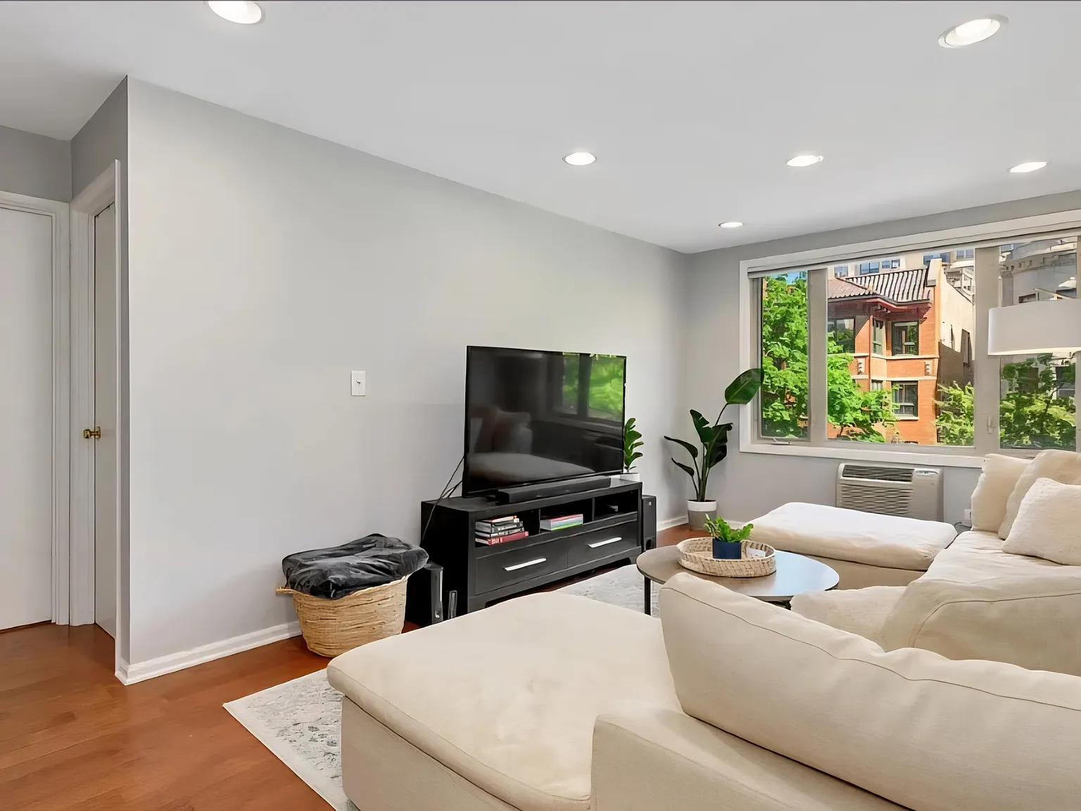 2 bed, 980 sqft, $3,400 — Photo 4