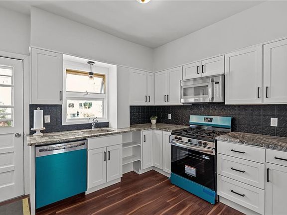 2nd image of 45 Smith St E
