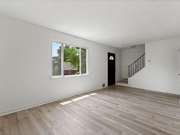5th image of 2179 Vantine St