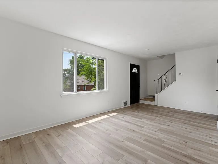 2179 Vantine St — Photo 5