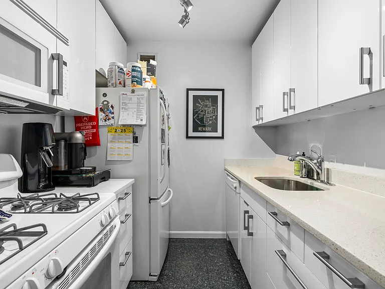 111 E 30th St #8B — Photo 8
