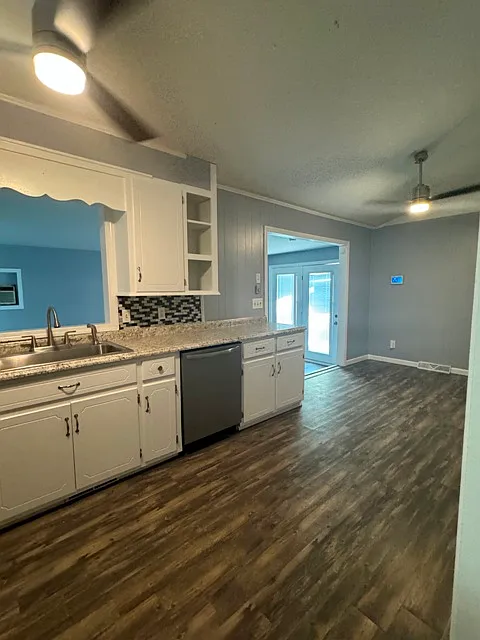 3 bed, 1300 sqft, $1,400 — Photo 2