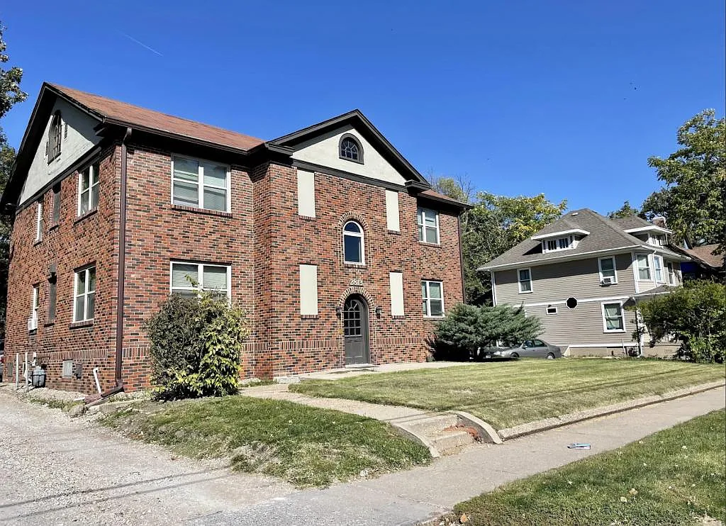 2813 Cottage Grove Ave — Photo 1